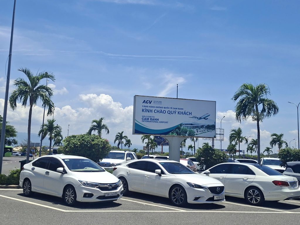 XE LIMOUSINE TIỆN NGHI ĐƯA ĐÓN TẠI SÂN BAY CAM RANH VÀ NINH THUẬN