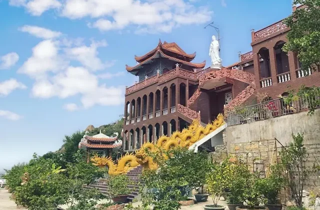 Kinh nghiệm tham quan Trùng Sơn Cổ Tự núi Đá Chồng tự túc từ Phan Rang